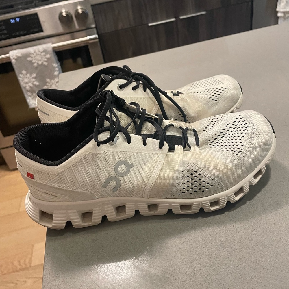 ON sneakers Womens 8.5 white and black gently used some stains and discoloration